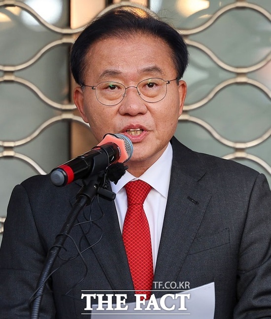 윤재옥 국민의힘 의원이 30일 대구 중구 동성로 옛 대구백화점 앞에서 6·3지방선거 대구시장 출마 선언을 하고 있다. /뉴시스