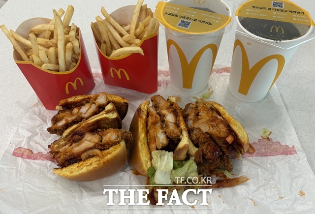 한국맥도날드는 마라의 인기에 힘입어 맥크리스피 마라 버거 2종을 출시했다. 오른쪽이 맥크리스피 마라 해쉬 버거다. /문화영 기자