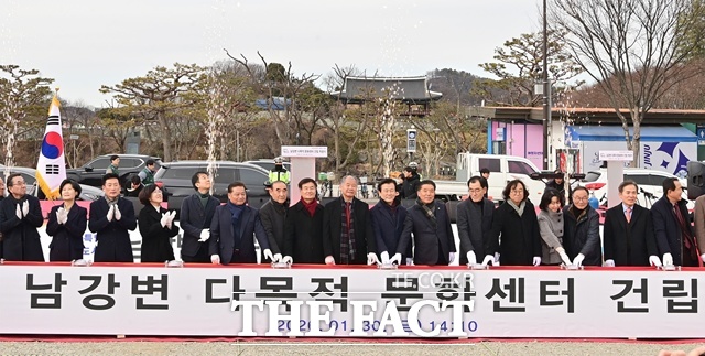 진주시의 새로운 랜드마크가 될 남강변 다목적 문화센터 건립사업 착공식 모습. /진주시