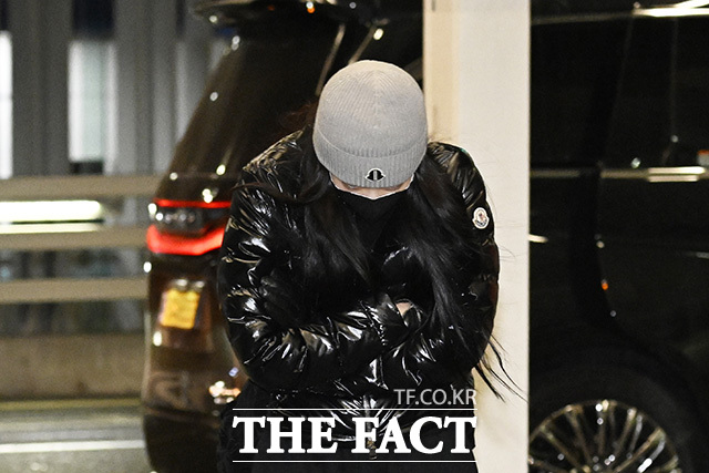 제니가 추위에 겉옷을 정리하고 있다.