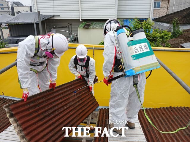 광주 서구 관계자들이 슬레이트 지붕을 철거하고 있다. /광주 서구