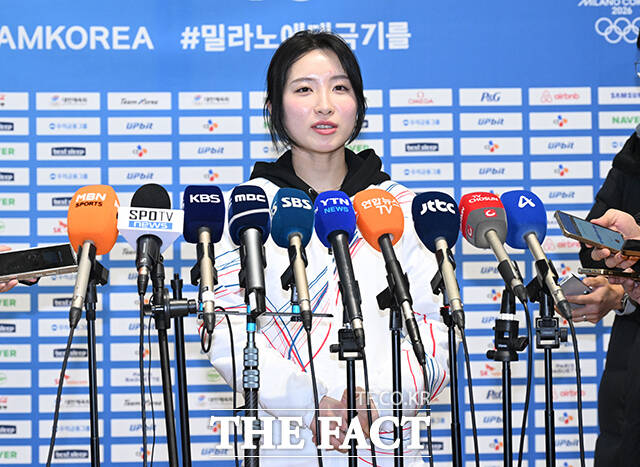 제25회 2026 밀라노 코르티나담페초 동계올림픽에 참가하는 대한민국 스피드스케이팅 김길리가 30일 오전 인천국제공항을 통해 이탈리아 밀라노로 출국하기에 앞서 취재진과 인터뷰하고 있다. /인천국제공항=박헌우 기자