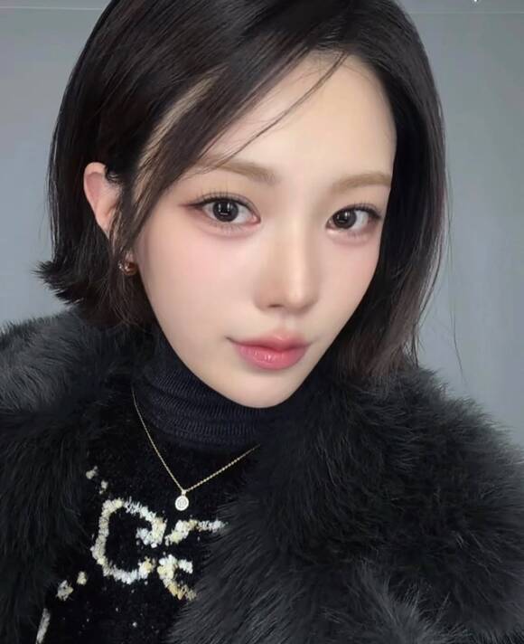 그룹 애프터스쿨 출신 리지가 라이브 방송 도중 불안정한 모습을 보여 팬들의 걱정이 커지고 있다. /소셜 미디어 캡처