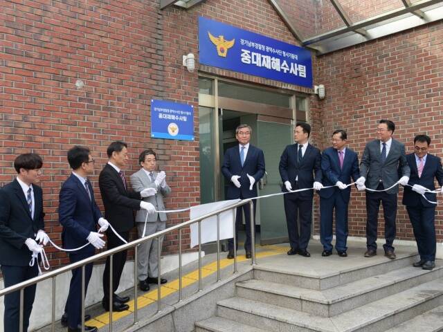 2일 경찰청에 따르면 경찰이 산재 즉시 보고체계를 마련한 지난해 8월7일부터 12월31일까지 전국 산업현장에서 발생한 산재사고는 총 834건으로 집계됐다. 이 중 사망사고는 246건에 264명이 숨졌다. 사진은 박성주 국가수사본부장이 지난해 10월1일 경기 수원장안경찰서에서 경기남부경찰청 중대재해전담 수사팀 현판식을 열고 있는 모습./경찰청