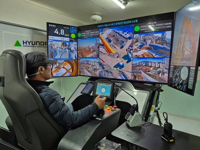 현대건설이 국내 최초로 건설현장 고위험 작업을 대체할 원격제어 타워크레인을 도입했다. /현대건설