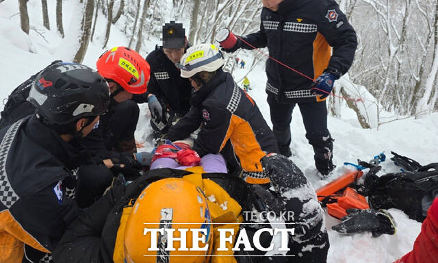 30일 오후 3시 29분쯤 울릉군 북면 미륵봉 7부 능선 인근에서 설산등반객이 하산 중 다리가 골절돼 119 구조대가 인근 주민이 지원한 궤도차량(무한궤도차)으로 구조하고 있다. /포항남부소방서