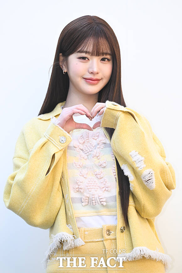 스타쉽이 소속 가수 장원영(사진) 등을 악의적으로 비방하고 허위 사실을 유포한 유튜브 채널 탈덕수용소를 상대로 법적 대응을 진행해 왔고, 해당 채널 운영자는 유죄가 확정됐다. 사진은 장원영이 지난 29일 열린 ‘배리 2026 SS 컬렉션 론칭 기념 포토 이벤트’에 참석해 포즈를 취하는 모습. /서예원 기자