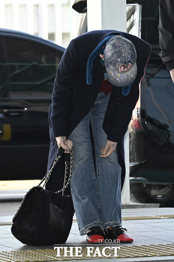  지드래곤, 커다란 백이 땅에 닿도록 인사 [포토]