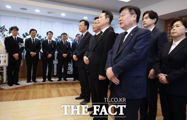 국민의힘 장동혁 대표와 송언석 원내대표 등 지도부가 30일 오전 서울 종로구 서울대학교병원 장례식장에 마련된 故 이해찬 전 국무총리의 빈소를 찾아 조문하고 있다. /사진공동취재단
