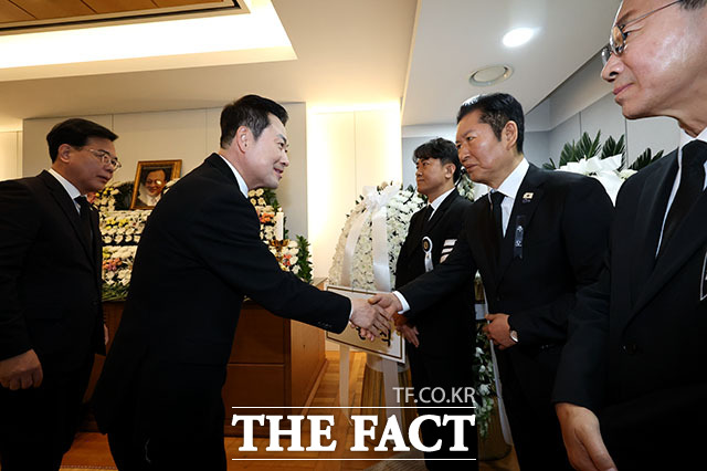 장동혁 국민의힘 대표가 30일 서울 종로구 서울대학교병원 장례식장에 마련된 고 이해찬 전 국무총리의 빈소에서 조문을 한 뒤 정청래 더불어민주당 대표와 악수하고 있다. /사진공동취재단