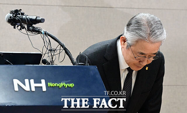 강호동 농협중앙회 회장이 지난 13일 오전 서울 중구 새문안로 농협중앙회 본관에서 농림축산식품부 특별감사 중간결과 발표와 관련해 대국민 사과를 하고 있다. /임영무 기자