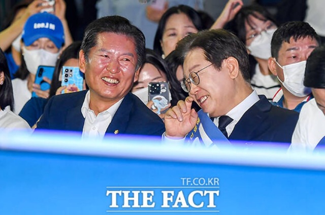 2024년 8월 전당대회에 출마한 이재명 당시 민주당 의원이 같은 해 8월 10일 열린 전국당원대회 경기 지역 합동연설회에 참석해 정청래 의원과 대화하는 모습. /더팩트 DB