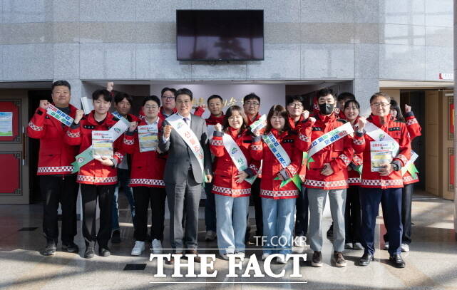 김돈곤 청양군수와 산림자원과 직원들이 지난해 4월 산불 예방 캠페인을 펼치고 있다. /청양군