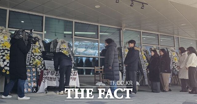 30일 경기도청과 경기도의회 공무원들이 경찰 수사를 받다 숨진 도의회 사무처 동료를 기리는 추모의 시간을 가졌다. /이승호 기자