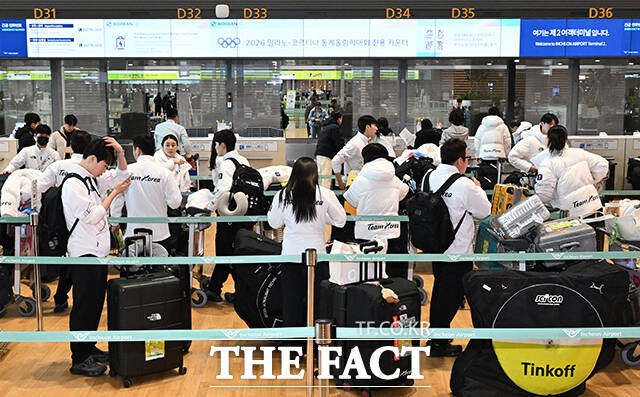 제25회 밀라노 코르티나담페초 동계올림픽에 참가하는 대한민국 선수단과 관계자들이 30일 오전 인천국제공항을 통해 이탈리아 밀라노로 출국하고 있다. /인천국제공항=박헌우 기자