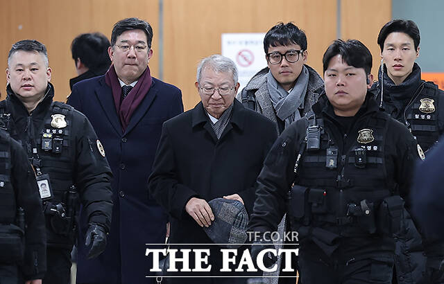 사법농단 의혹을 받는 양승태 전 대법원장이 30일 서울 서초구 서울고등법원에서 열린 직권남용 권리 행사 방해 혐의 2심 선고 공판에 출석하고 있다. /서예원 기자