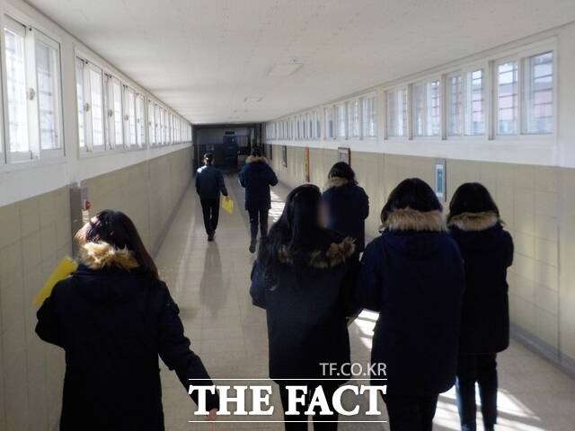 수용동 복도 사진. 창 사이로는 수용자들이 창밖에 걸어 놓은 빨래가 바람에 흔들리고 있다. /법무부 제공