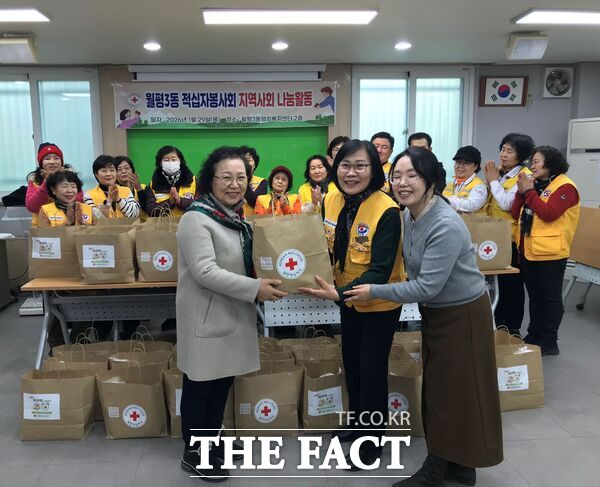 대전시 서구 월평3동 적십자봉사회가 동 행정복지센터에서 29일 사랑 가득 떡국 선물 세트 나눔 행사를 열고 명절맞이 떡국 선물 세트를 전달했다. /대전시 서구