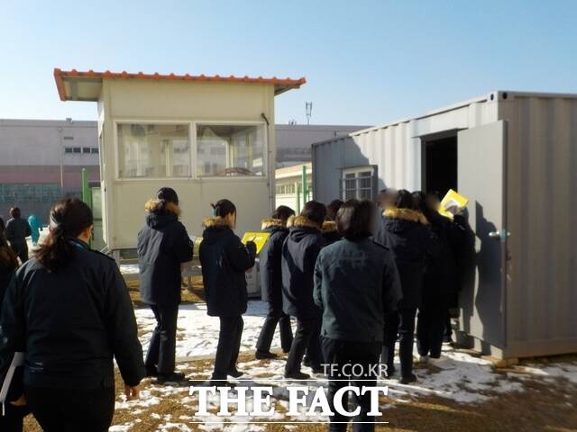 여성 수용동 운동장에는 구인 피의자 대기공간이 컨테이너 건물 형태로 마련돼 있다. 건물 뒤로 보이는 초록 철책 안 공간은 일반 수용자들과 분리해 움직여야 하는 수용자들이 운동하는 공간이다. /법무부 제공