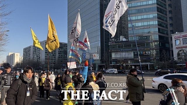 135개 노동·중소상인·종교계·정당 등이 모인 안전한 쿠팡만들기 공동행동은 30일 오전 9시40분께 3370만 개인정보 유출, 쿠팡과 김범석이 책임져라 등이 쓰인 피켓을 들고 최종 목적지 청와대 사랑채를 향해 거리행진을 시작했다. /김명주 기자