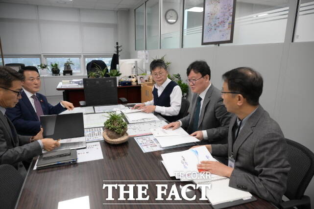백성현 논산시장(왼쪽 2번째)이 기재부를 방문해 국비에 대해 대화를 나누고 있다. /논산시