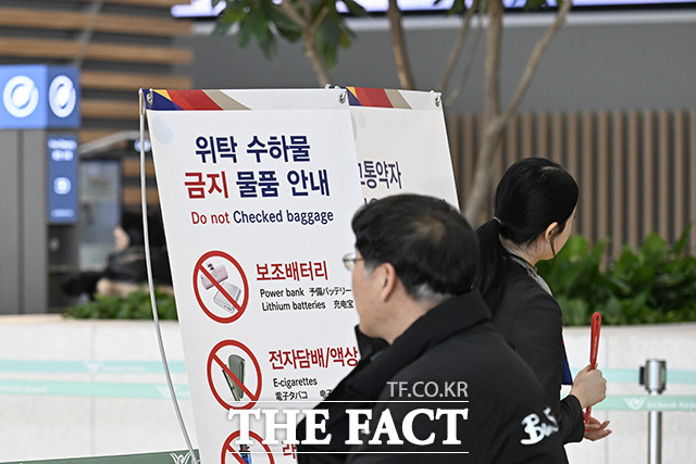 인천국제공항 제2터미널 출국장에 아시아나항공의 안내문이 세워져 있다.