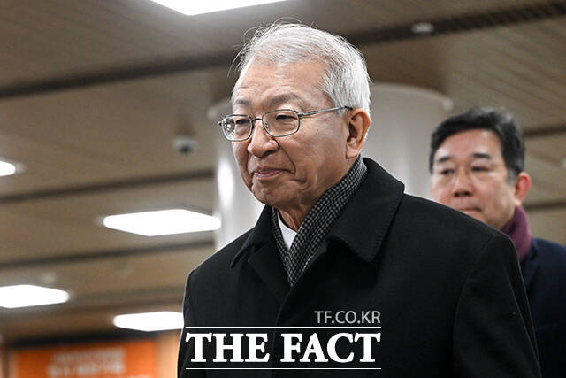 사법행정권 남용 혐의를 받고 있는 양승태 전 대법원장이 30일 오후 서울 서초구 서울중앙지방법원에서 열린 항소심 선고 공판에 출석하고 있다. /서예원 기자