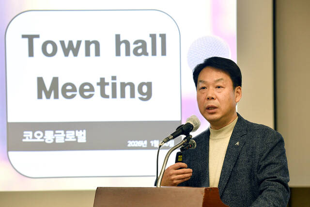 코오롱글로벌은 30일 과천 코오롱타워에서 김영범 사장과 임직원들이 참석한 가운데 미래 전략 공유를 위한 타운홀 미팅을 개최했다. /코오롱글로벌