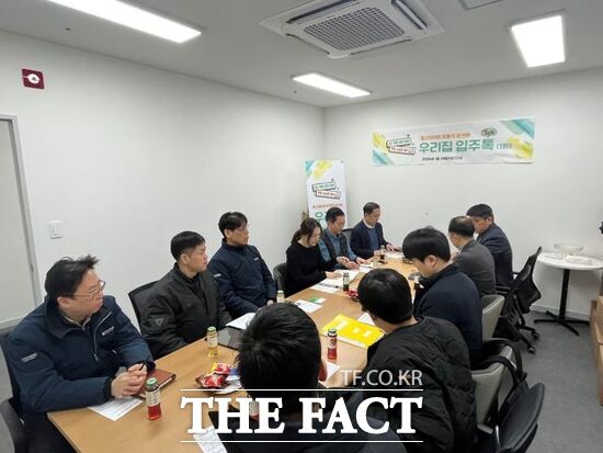 경기 의정부시가 지난 28일 힐스테이트 회룡역 파크뷰 견본주택에서 입주예정자협의회, 시공사, 시 관계자 등이 참석한 가운데 첫 찾아가는 우리 집 입주톡을 열고 궁금증에 대해 질의응답을 하고 있다. /의정부시