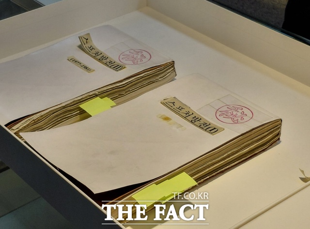 지난 28일 찾은 서울 동작구 농심 사옥 내 식문화도서관에서는 농심 연구원들이 기록한 스프 레시피 처방을 볼 수 있었다. 농심은 전산화하기 이전까지 이처럼 수기로 스프 레시피를 작성했다고 한다. /손원태 기자