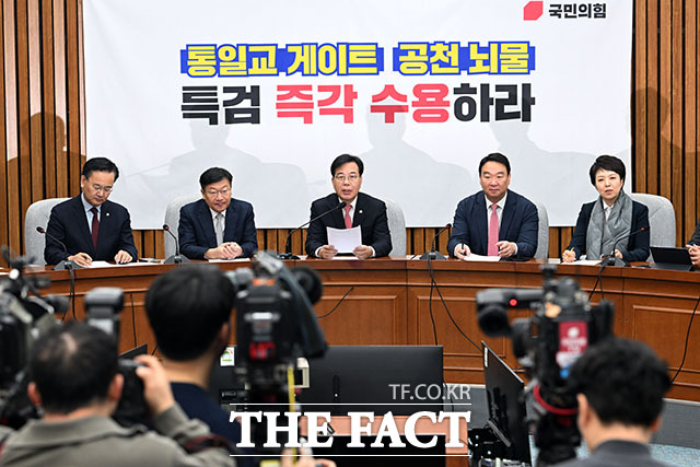 발언하는 송 원내대표(가운데).