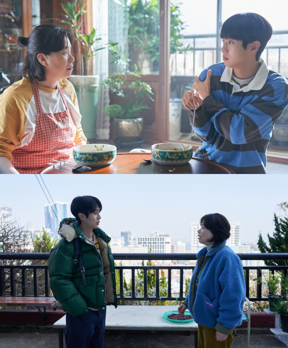 기생충에 이어 또 한 번 모자로 만난 최우식과 장혜진은 흐른 시간만큼 더 깊어진 관계성과 자연스러워진 케미를 형성한다. . /㈜바이포엠스튜디오