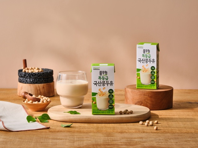 풀무원식품은 국산콩 중 가장 높은 등급의 특등급 국산콩을 활용한 제품 라인업을 강화해 특등급 국산콩 두유(190㎖X16입/2만3980원)와 특등급 국산콩 두부칩(40g/2980원) 2종(오리지널, 감자)을 출시했다. /풀무원식품