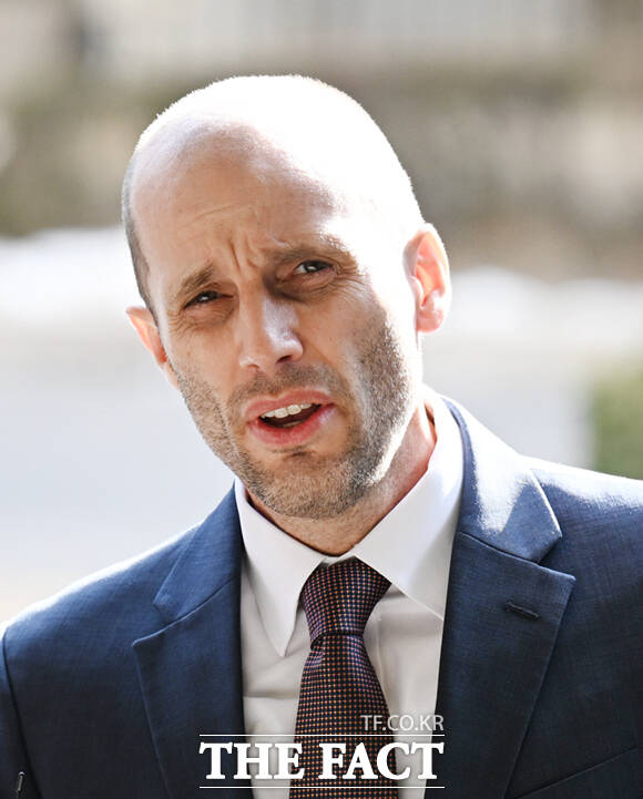 쿠팡의 개인정보 유출 사건과 관련해 셀프조사로 증거인멸 의혹을 받는 해롤드 로저스 쿠팡 한국 임시 대표가 30일 오후 서울 종로구 서울경찰청에 피의자 신분으로 출석해 입장을 밝히고 있다. /이새롬 기자