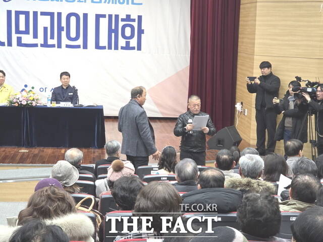 배방읍 열병합 발전소 반대 주민대표가 성명서를 발표하고 있다. /정효기 기자