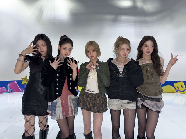 그룹 키키의 키야 이솔 지유 하음 수이(왼쪽부터)는 두 번째 미니앨범 Delulu Pack에서 인터넷 밈 용어 Delulu를 앨범 콘셉트로 활용했다./스타쉽엔터테인먼트