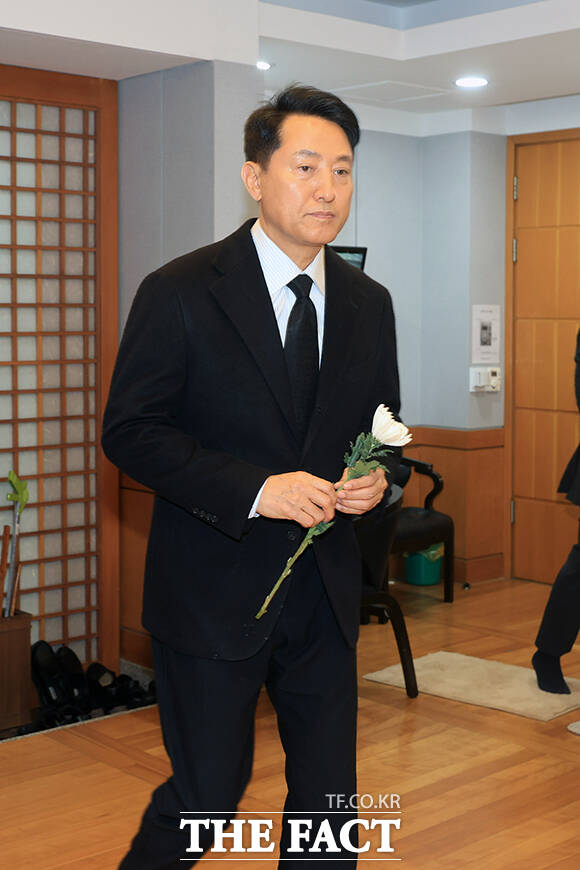 오세훈 서울시장이 30일 오후 서울 종로구 서울대학교병원 장례식장에 마련된 故 이해찬 전 국무총리의 빈소에서 조문하고 있다. /사진공동취재단