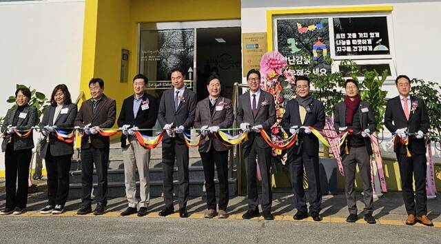 김영번 롯데케미칼 커뮤니케이션부문장(오른쪽에서 1번째), 박형준 부산시장(오른쪽에서 4번째) 등 지난 29일 부산 강서구에서 열린 우리동네 ESG센터 개소식 참석자들이 기념 촬영을 하고 있다. /롯데케미칼