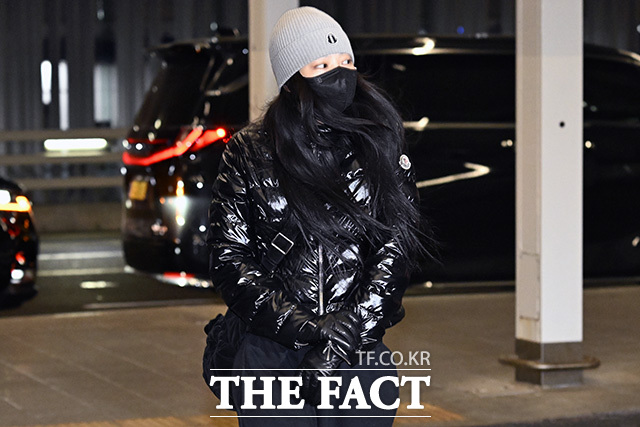  제니 '한파에 중무장 출국' [TF사진관]