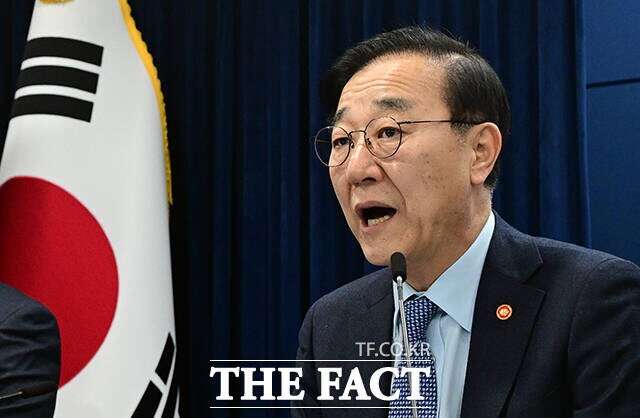 김윤덕 국토교통부 장관이 지난달 29일 오전 서울 종로구 정부서울청사에서 도심 주택공급 확대·신속화 방안을 브리핑하고 있다. /임영무 기자