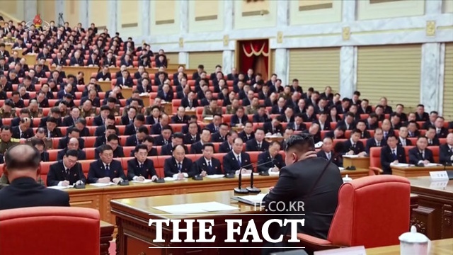 북한이 조선노동당 중앙위원회 본부대표회를 열고 9차 당대회에 참가할 대표를 선출했다. 사진은 지난해 12월 열린 북한 조선노동당 중앙위원회 제8기 제13차 전원회의 확대회의. /뉴시스, 조선중앙TV 갈무리