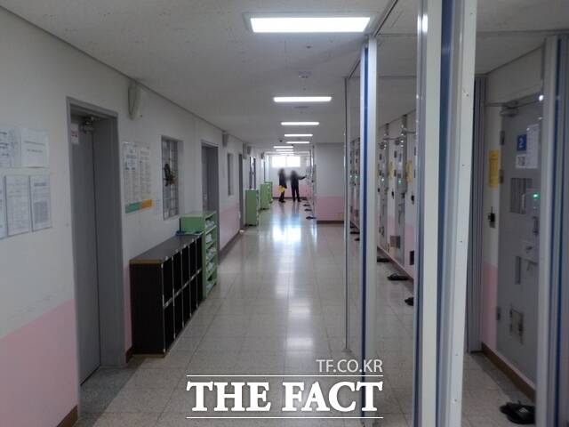 여성 수용동 내부 복도 사진. /법무부 제공