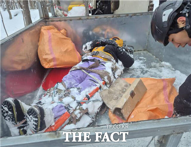 30일 오후 3시 29분쯤 울릉군 북면 미륵봉 7부 능선 인근에서 설산등반객이 하산중 다리가 골절돼 119 구조대가 인근 주민이 지원한 궤도차량(무한궤도차)으로 구조하고 있다. /포항남부소방서