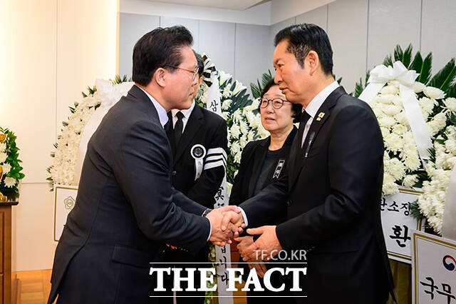 송석준 국민의힘 의원이 고 이해찬 전 국무총리의 빈소에서 조문을 한 뒤 정청래 더불어민주당 대표와 악수하고 있다.