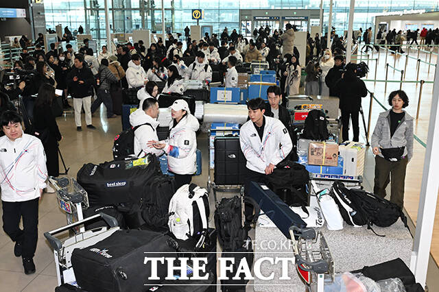출국 준비하는 선수단.