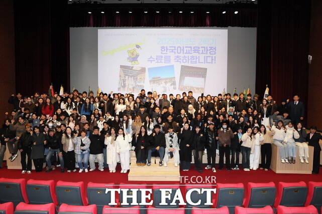 국립공주대 국제교류본부가 30일 백제교육문화관 1층 컨벤션홀에서 2025학년도 2학기 한국어 교육과정 수료식을 갖고 단체 기념 촬영을 하고 있다. /공주대