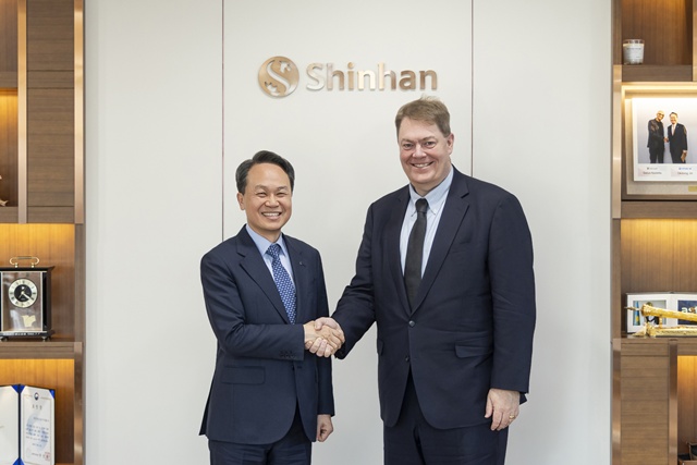 진옥동 신한금융그룹 회장(왼쪽)과 제이슨 리케이트 씨티그룹 글로벌 기업금융 총괄(Global Chair)이 지난 29일 서울 중구 신한금융 본사에서 면담을 마치고 기념사진을 촬영했다. /신한금융그룹