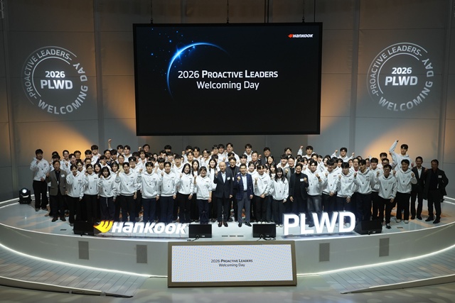 지난 29일 대전광역시 유성구 한국테크노돔에서 개최된 2026 프로액티브 리더스 웰커밍 데이에서 한국앤컴퍼니그룹 신입사원과 임직원이 기념촬영을 하고 있다. /한국앤컴퍼니그룹