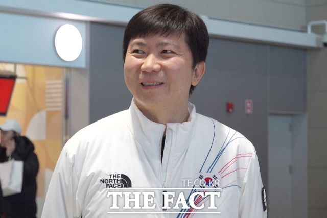 유승민 대한체육회장이 30일 오전 제25회 2026 밀라노 코르티나담페초 동계올림픽에 출전하는 대한민국 선수단의 이탈리아 출국 현장을 격려하기 위해 인천국제공항을 찾아 인사를 하고 있다. /이상빈 기자