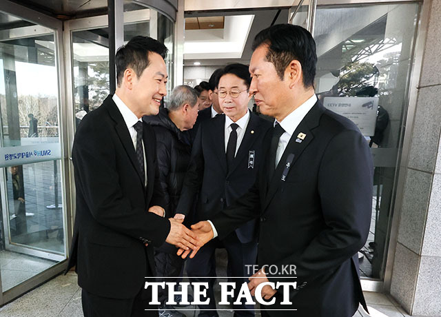 정청래 더불어민주당 대표가 조문을 마친 장동혁 국민의힘 대표를 배웅하고 있다. /사진공동취재단